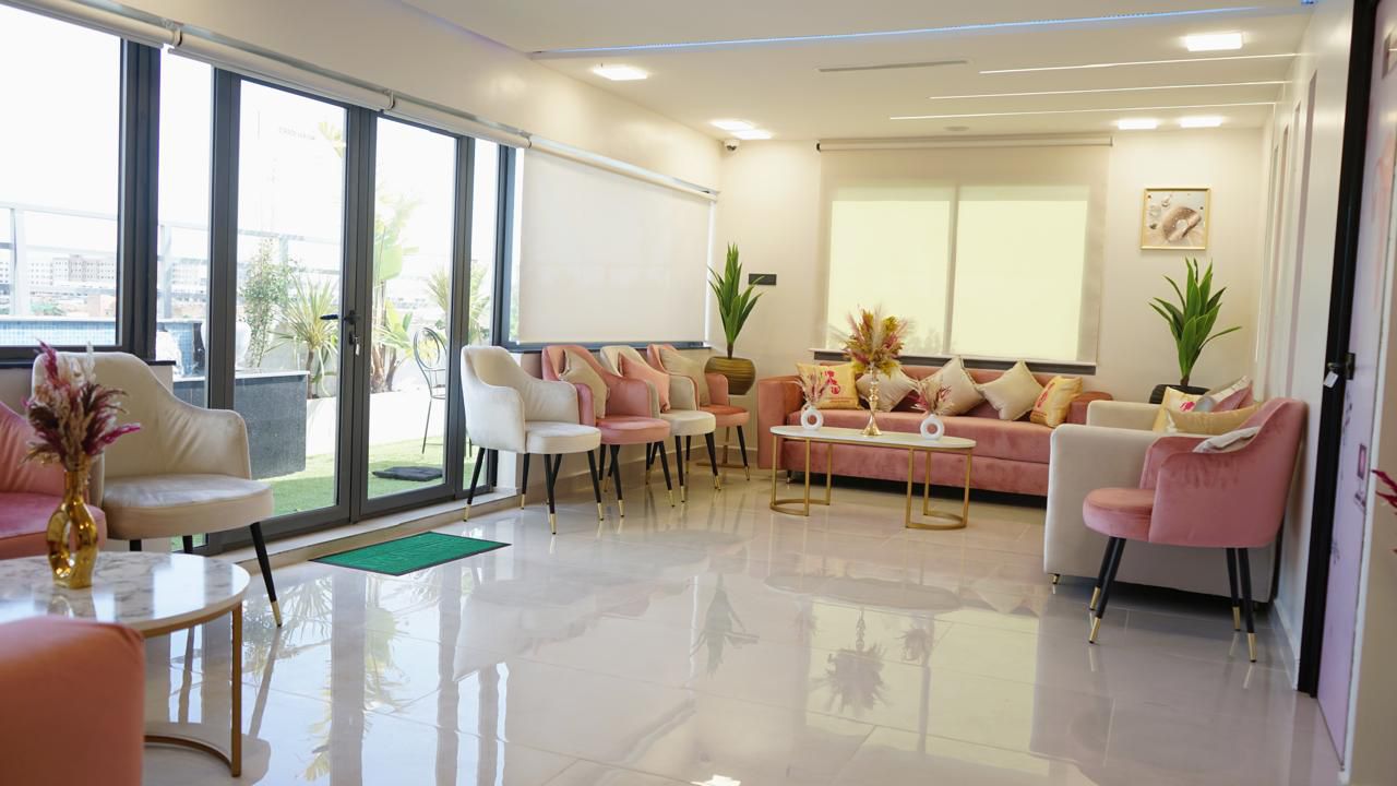 Grande salle d'attente avec vue panoramique et terrasse