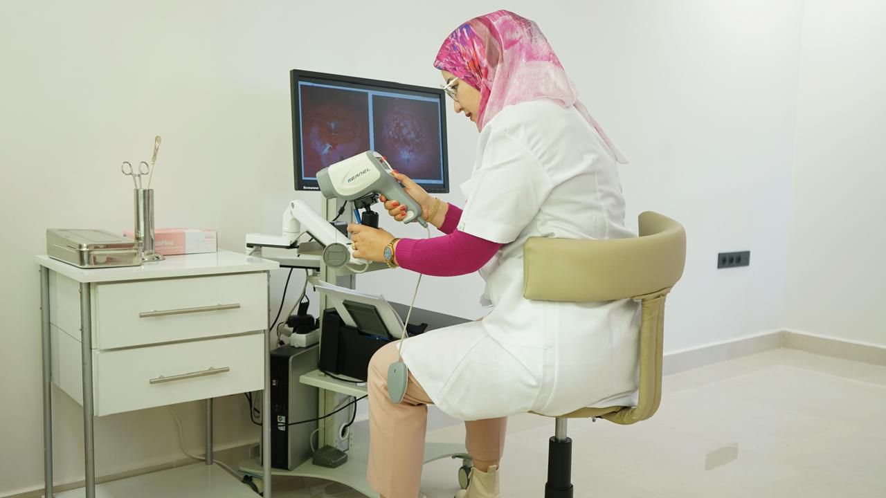 Dr Bassir utilisant un colposcope numérique