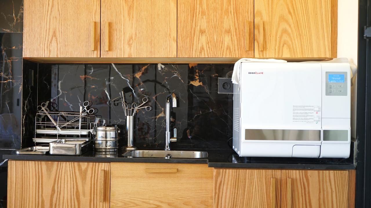 Espace de stérilisation avec autoclave et instruments médicaux