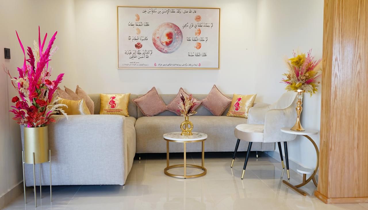 Salon d'attente décoré avec tableau et fleurs