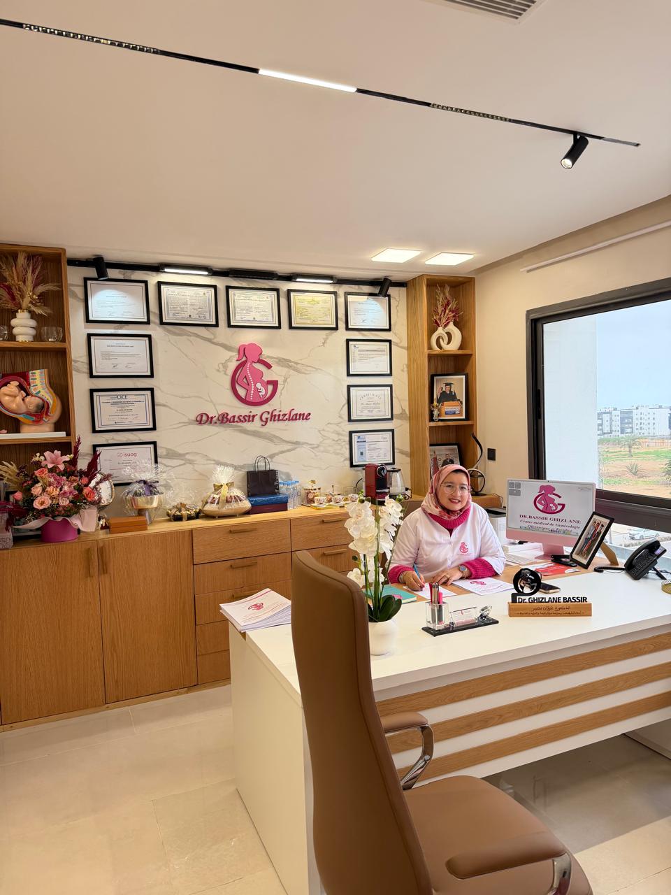 Dr Bassir Ghizlane à son bureau avec diplômes et certifications