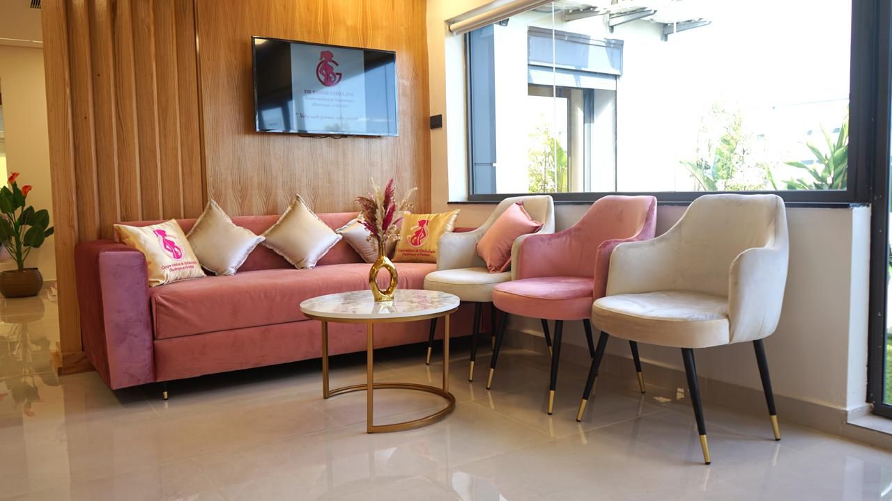 Salle d'attente chaleureuse avec vue sur la terrasse